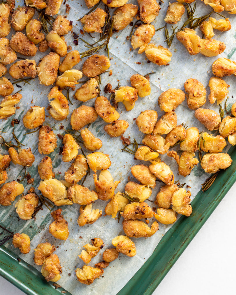 Baked breaded beans with rosemary