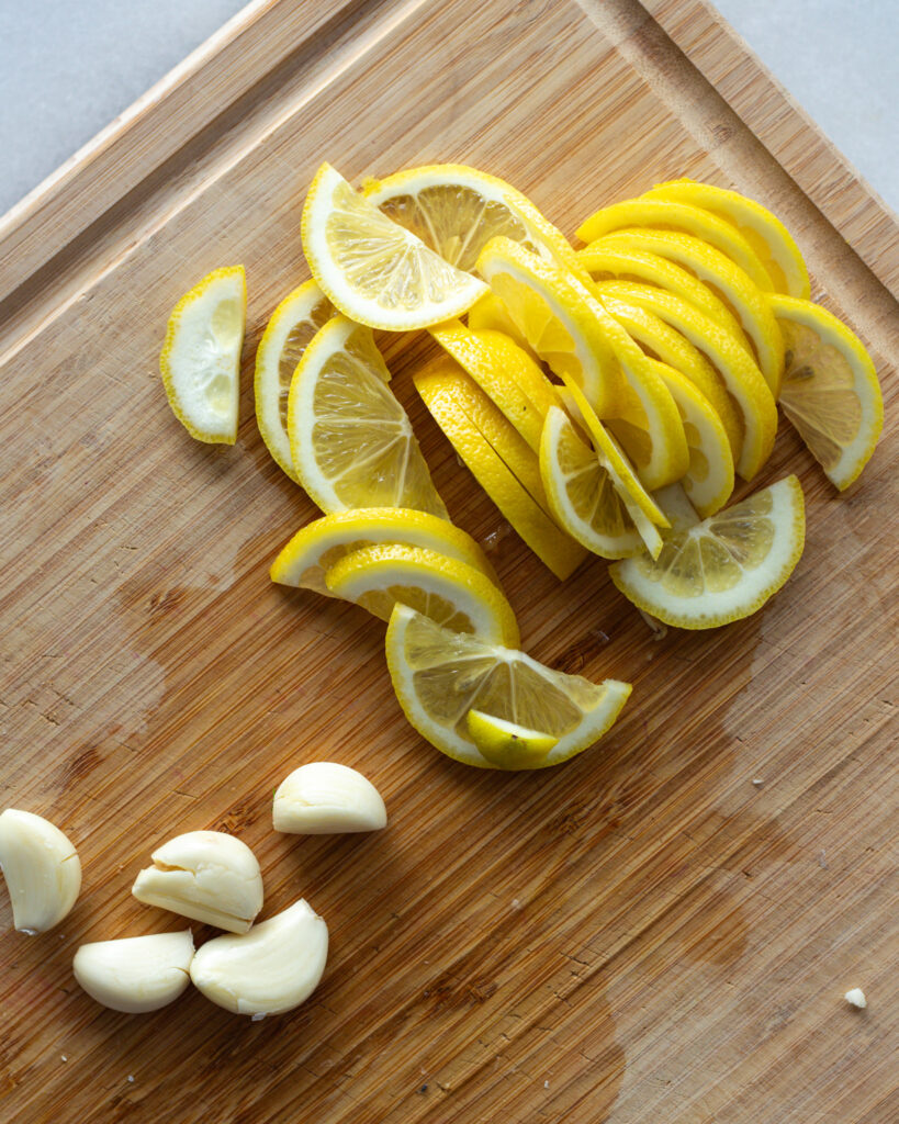 sliced lemons and garlic